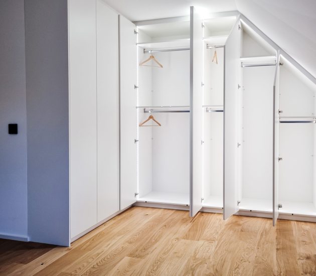 Weißer Dachschrägenschrank ums Eck